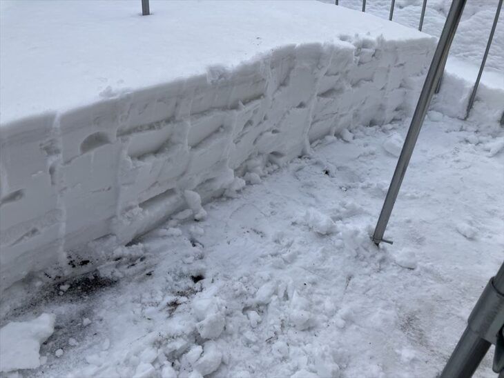ビニールハウスに雪対策で支柱を立てる